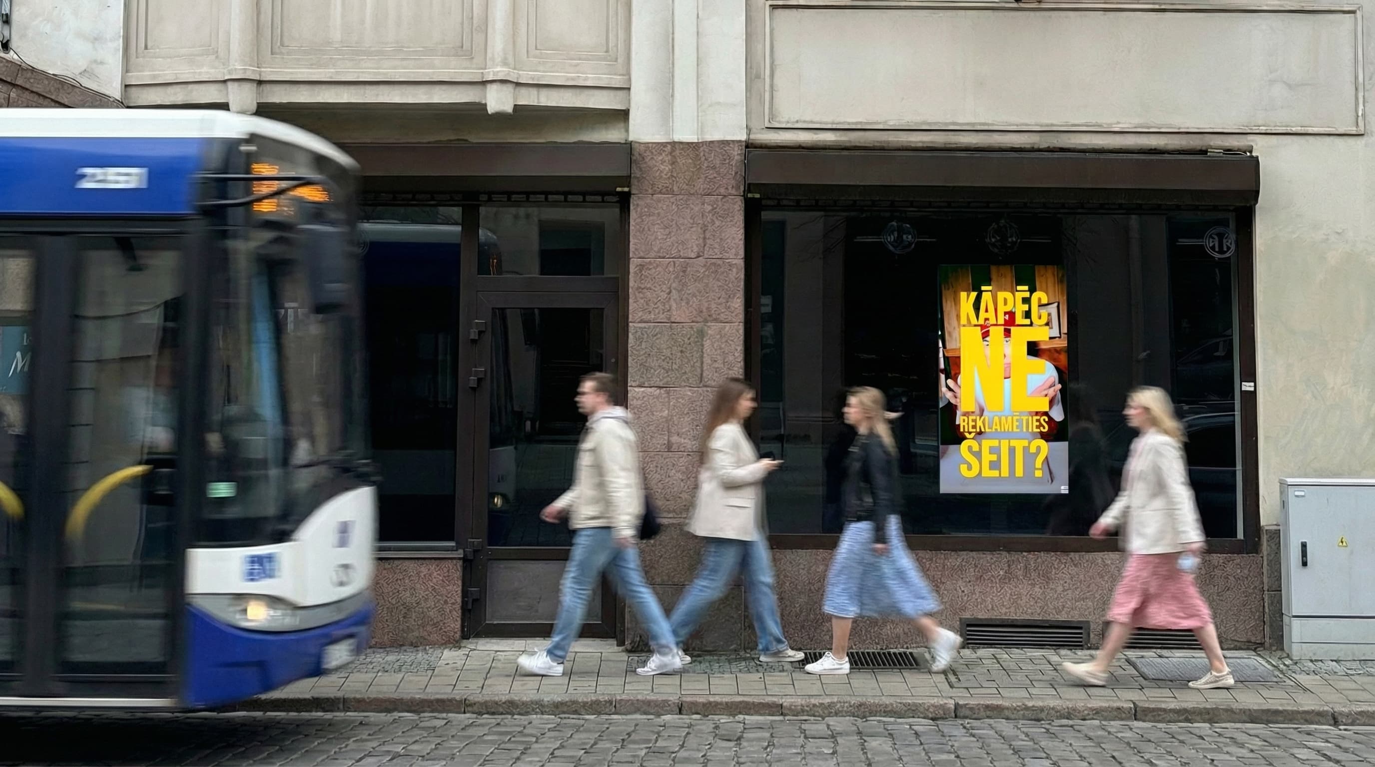 VACANT digitālais ekrāns skatlogā K. Barona ielā 37/34, Rīgā